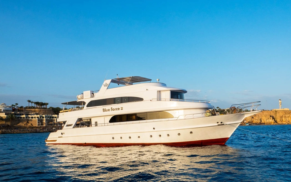 El liveaboard Blue Force 2 fondeado en la costa del Mar Rojo