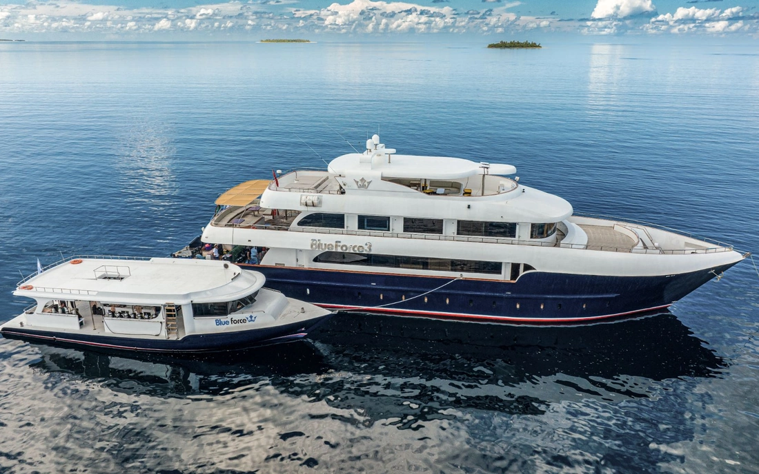 El liveaboard Blue Force 3 fondeado junto a su dhoni en Maldivas