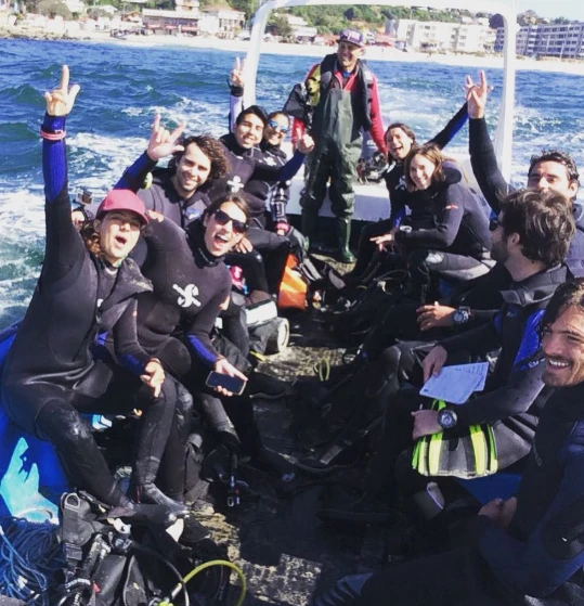 Grupo celebrando a bordo de la embarcación