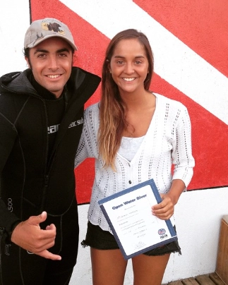 Alumna mostrando su certificación Open Water