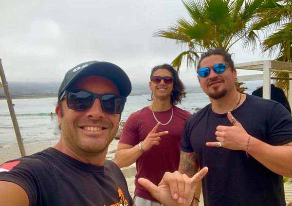 El equipo de FullAdrenalin en la playa de Los Molles